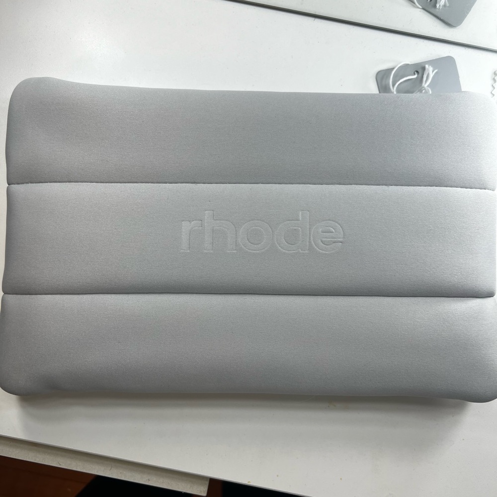 RHODE Bubble Makeup Bag - Picture 3 of 4